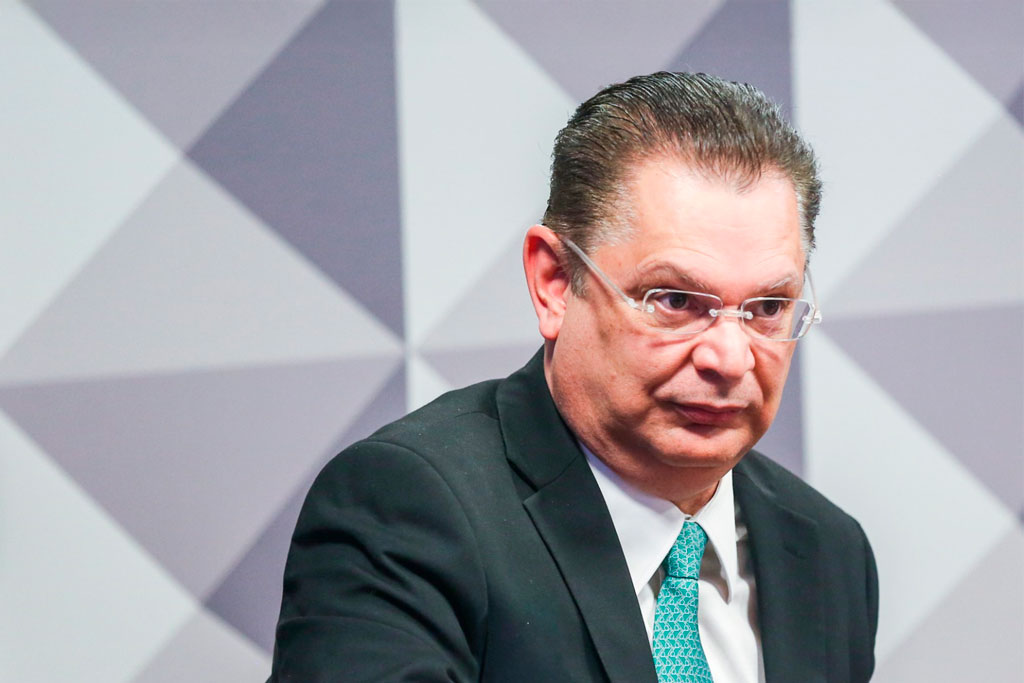 Vendeu o imóvel no interior de MG por quase 500 mil em dinheiro vivo encontrado em sacos pretos num flat em Brasília. A escritura só foi registrada 11 dias após a operação, feita às pressas sem ITBI e certidões no nome de um advogado. Caroço no angu é pouco. Tem uma rocha inteira