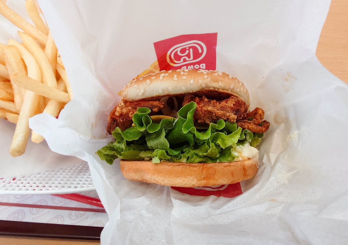 _MapleLeaf's tweet photo. そういえば先月大阪でドムドムハンバーガーの「丸ごと!!カニバーガー」を食べましたが想像以上に美味しかったです。セットのドリンクにZONEが選べるのは地味にポイント高いかも。昔は岐阜市のダイエーに在ったらしいですが、またこちらにも出店して欲しいですね。 https://t.co/buxGk64CZZ