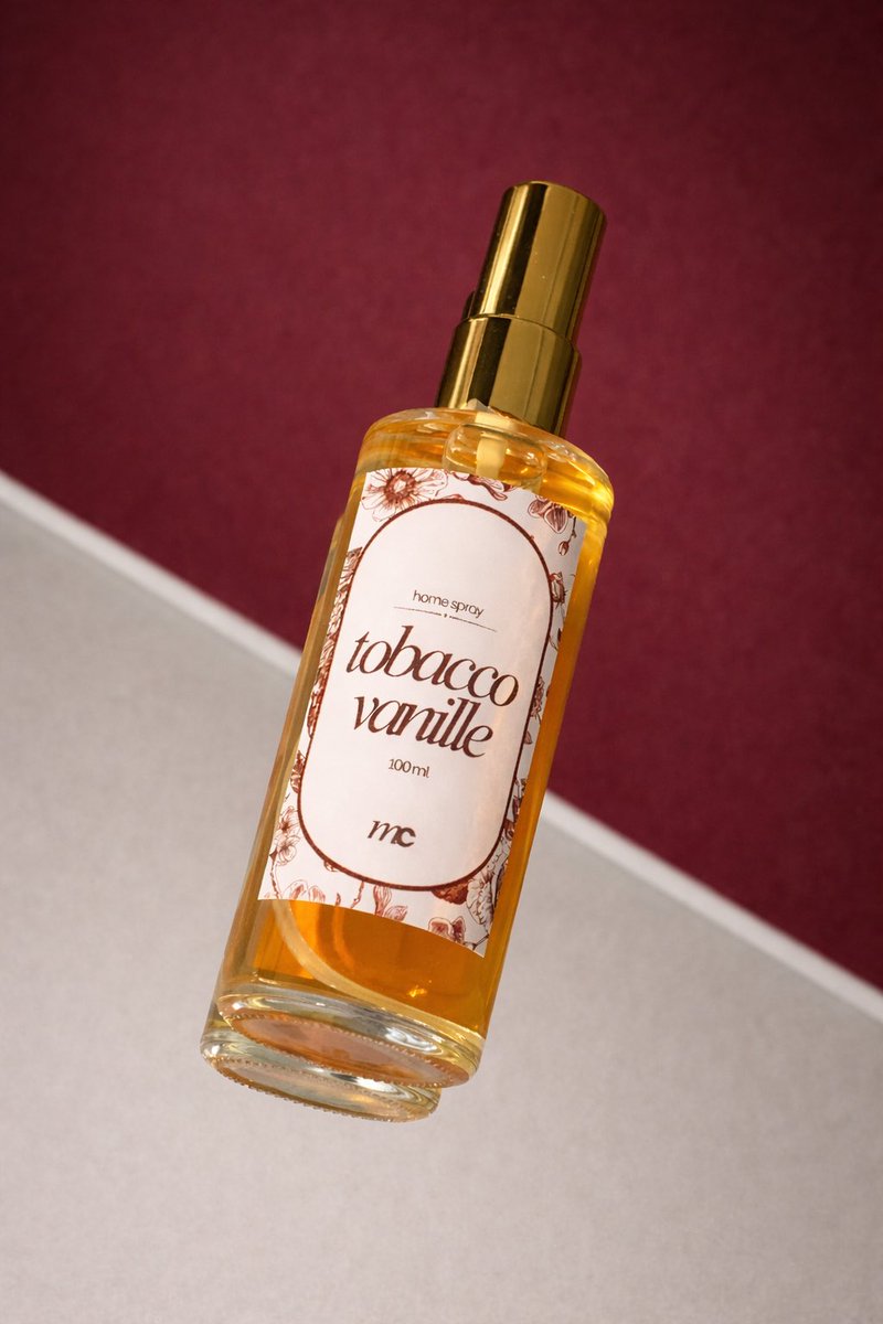 moonlightcstore's tweet photo. ELE VOLTOU - e agora em versão grande! ✨

nosso queridinho está de volta aqui na Moon: o home spray Tobacco Vanille, agora em frasco de vidro com tampa dourada e com 100ml. perfeito pra perfumar seu cantinho com seu cheiro favorito! https://t.co/Y9Tl6HFVpn