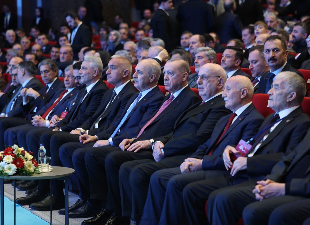 omerbolatTR's tweet photo. Birlik ve dava şuurunun 40 yıllık müstesna bir birikimini temsil eden Birlik Vakfı’nın kuruluş yıl dönümü programına katılarak, Cumhurbaşkanımız Sayın Recep Tayyip Erdoğan’ın hitaplarını dinledik.

Sayın Cumhurbaşkanımızın da ifade ettiği üzere; eğitimden kültüre, ilimden irfana uzanan geniş bir alanda gençlerimizin elinden tutan Birlik Vakfı, 40 yıldır bu milletin istikbaline derin izler bırakan çok kıymetli bir gayreti başarıyla sürdürüyor.

Milli ve manevi değerlerine bağlı, bilgiyle donanmış, ahlâk ve karakter sahibi bir gençliğin yetişmesine katkı sunan bu güçlü geleneğin; birlik, adanmışlık ve istikrar anlayışıyla daha nice yıllar ülkemize değer katacağına yürekten inanıyorum.

Bu vesileyle, Birlik Vakfı camiasını ve emeği geçen herkesi tebrik ediyor, Vakfın 40. kuruluş yıl dönümünü gönülden kutluyorum.
