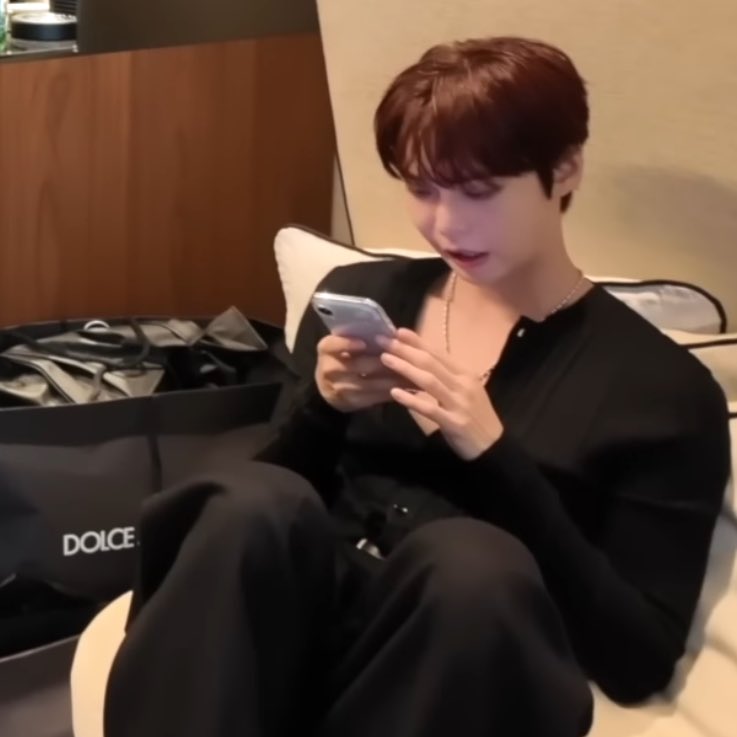 ssiebzehn's tweet image. นางนั่งเล่นมือถือได้เคะมากค่ะ