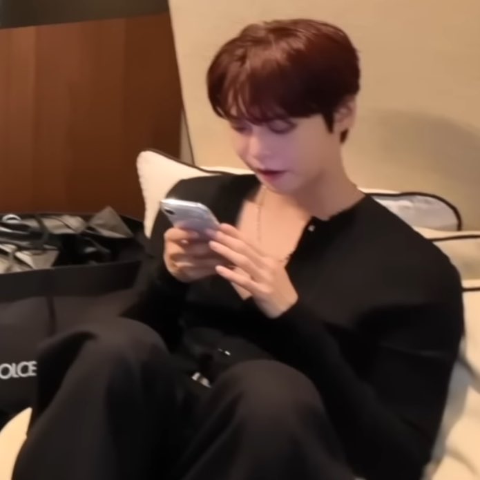 ssiebzehn's tweet image. นางนั่งเล่นมือถือได้เคะมากค่ะ