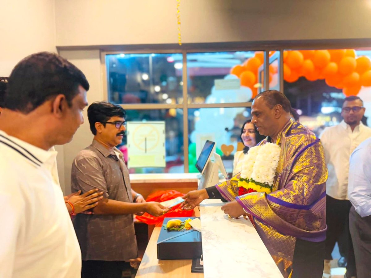 Charan_Admirer's tweet photo. #ShuddhVilas marks its first International Step! 👣💎
Malaysia Cyberjaya branch grand ga launch ayyindi by MP #DatukSaravanan Garu. Our authentic South Indian taste is now global! 🍛🔥 https://t.co/WaHz1w0Qbt