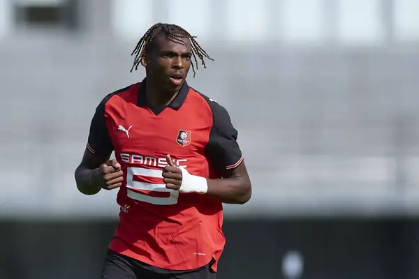 JacobsBen's tweet photo. Understand Jeremy Jacquet has informed Rennes he would like to join Chelsea this winter.

As revealed yesterday, Rennes hadn't planned for a January exit, and are hoping for a record sale, surpassing the €64m they sold Jeremy Doku to #MCFC for.

Club-to-club talks ongoing.🇫🇷 https://t.co/fUZcgoaZXe
