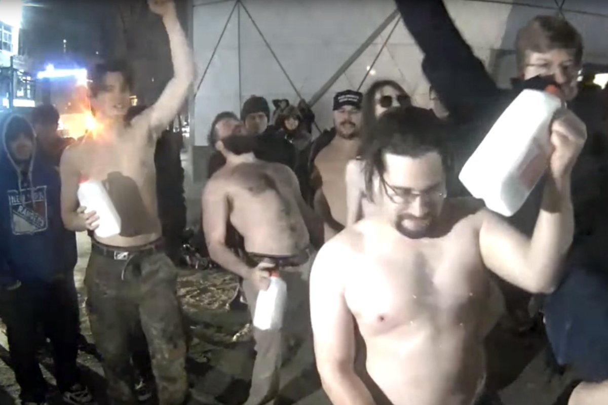 [미국 뉴욕타임스는 한 과학 기사에서
2017년 2월 백인 우월주의자 모임에서
윗옷을 벗은 남성들이
우유를 들이켜는 모습을 찍은 사진을 소개했다.
(중략)
백인 우월주의자들은 "백인이 우월한 과학적 증거"라며
"우유를 마실 수 없다면 미국에서 물러가라"는 구호를 외쳤다.]

하이고...🤦🏻‍♀️🤦🏻🤦🏻‍♂️