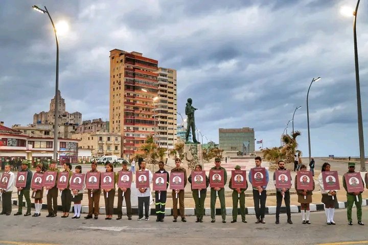 🇨🇺| <a href="/DiazCanelB/">Miguel Díaz-Canel Bermúdez</a>:
"Quienes tenemos a los bravos combatientes de Seguridad Personal como familia y conocemos su espartana disposición a defender las vidas bajo su custodia, sabíamos antes de confirmarlo, que se comportarían como titanes hasta en su última batalla".

#HonorYGloria