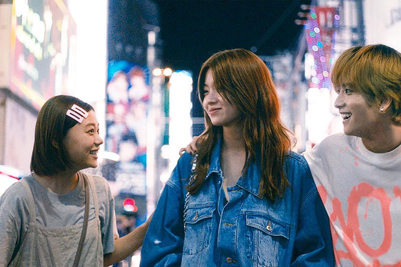 「推し」とか「ビジュ」とか「メロい」とか「自己肯定感」みたいな若めの流行り言葉が出てくる時、文脈や発声が不自然で違和感で痒くなってしまう映画やドラマがかなり多いんですが、顔も声も服もオタク描写がバチバチにリアルで震えたのが『ミーツ・ザ・ワールド』の杉咲花さんのです。いる人だった。