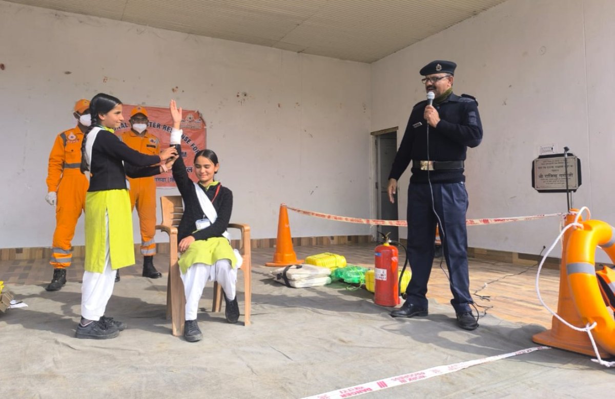 14NDRF's tweet image. 14 NDRF conducted a School Safety Program at GSSS - Auhar, Sub. Div. Ghumarwin, Distt. - Bilaspur(H.P.) on 17.01.26.  Beneficiaries:  243 (Students and teaching staff)
