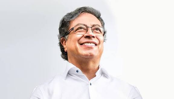 Pfrobledo's tweet image. Presidente @petrogustavo le tengo una pregunta, y aunque es jurídica, creo que no le quedará grande porque advierto que usted es un “experto” en todos los temas (al menos eso se desprende de sus trinos). Hoy fui a un restaurante en el norte del Bogotà (cerca al Parque de la 93) a…