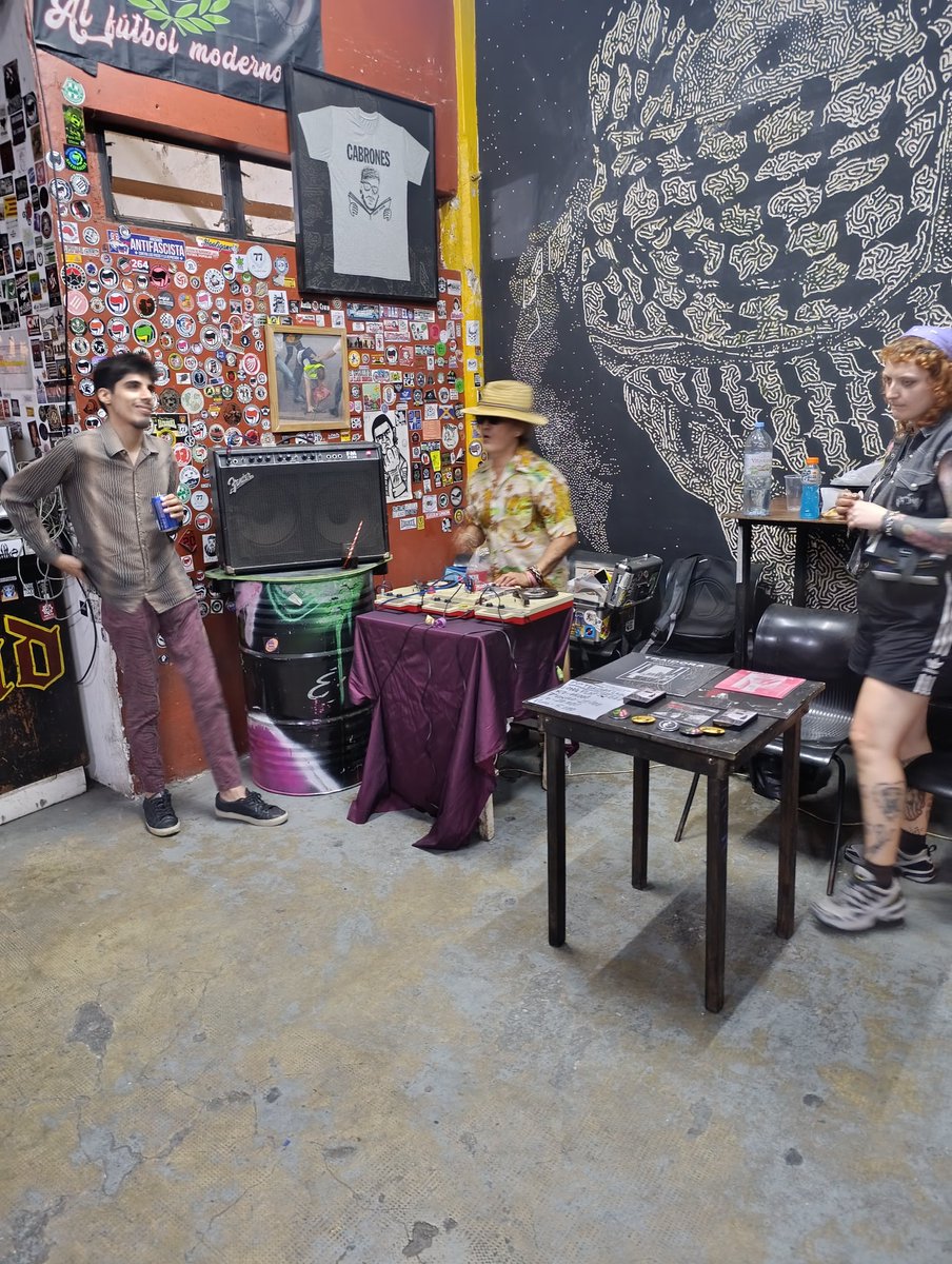 Noche de viernes: Alan Courtis, Eva LeBlanc y Boom Boom Kid haciendo ruido en LCDB.