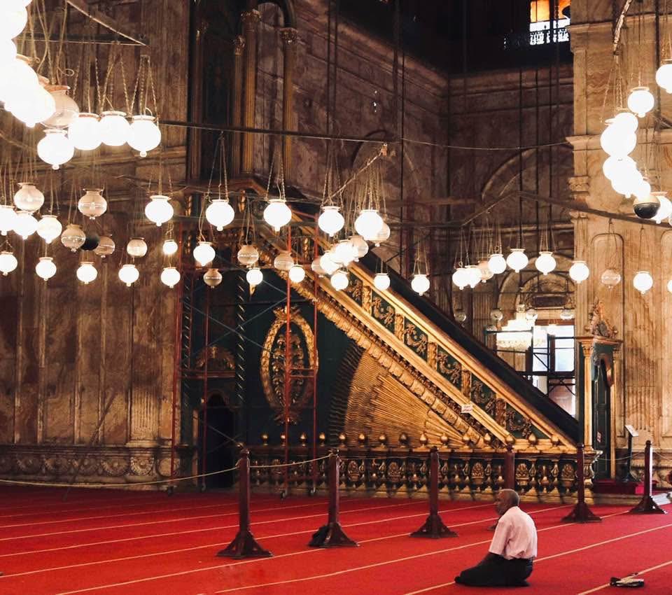 "يا ربّ جئتُـــــكَ والأحمالُ مُرهِقَةٌ
 أمشي إليكَ من التقصيرِ في خَجَلِ"