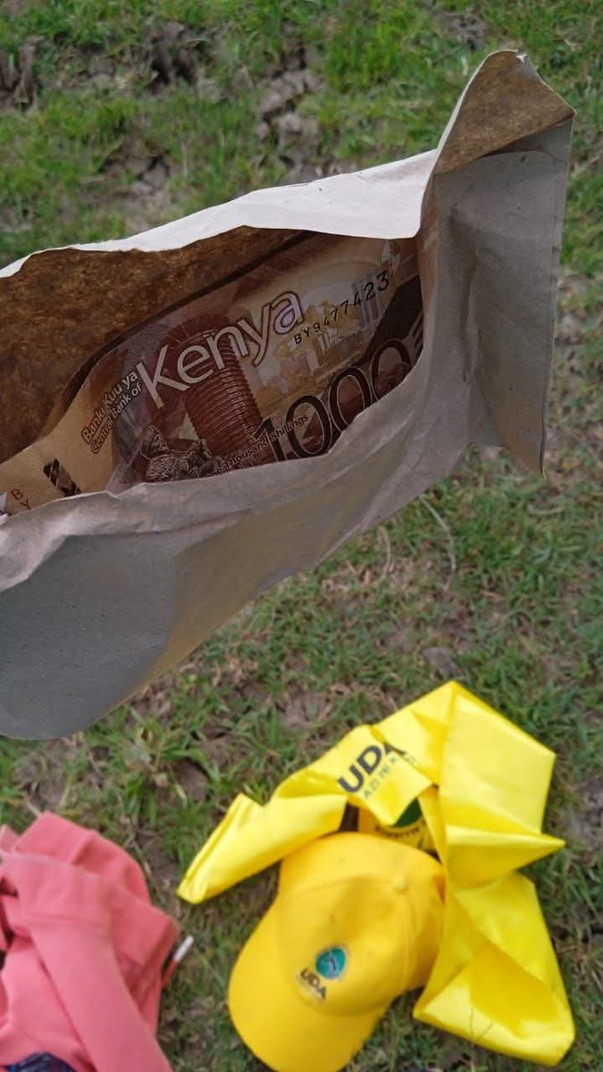 AnuarSaddat's tweet image. Hehehe they have thrown takataka on the ground but kept the money which is their stolen taxes😂😂😂😂😂😂

Mambo ni WanTam siku zombo.