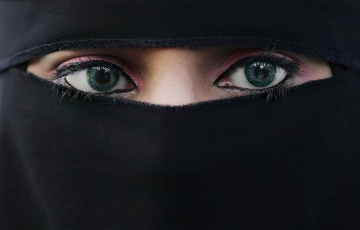 GSGB01's tweet image. 🚨Muslims across social media are calling for a BAN of people eating in public during Ramadan daylight hours 

They argue that seeing people eating food increases their temptation.

What's your message to them?