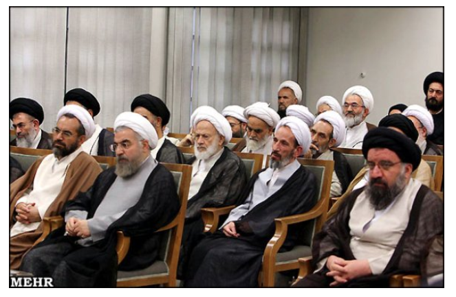 Kavehkhan's tweet photo. #Iran #Irantsunami #IranRevolution2026. J+22 / Ayatollah #AhmadKhatami a appelé à l’#execution (#pendaison) de tous les #manifestants arrêtés.
On le qualifie de de « radical », c'est bien plus grave car c'est un personnage de l'ombre très puissant.  
Ça mérite un décodage.

En fait, tous les mollahs sont radicaux car le régime l’est à la fois parce qu’il impose la charia dans sa forme la plus effrayante (mariage à 8 ans, lapidation, amputation, viol légalisé), et  aussi parce qu'il utilise tous les formes de terrorisme pour exporter ce modèle avilissant.

Ahmad Khatami (orateur de la prière de vendredi à Téhéran) siège depuis 19 ans à l’Assemblée des Experts (Assemblée des fondateurs et actionnaires du régime) qui est le véritable Parlement du régime où on choisit le Guide et où on se partage les gains financiers du régime. (lire https://t.co/fZf934EdnZ). Il a même été dans l'équipe de la direction de ce Parlement.

Rohani a fait partie de la même Assemblée jusqu'à il y a deux ans. 

On le voit ci-dessous sur la même photo avec Ahmad Khatami (turban noir à droite) dans une visite rituelle annuelle de ces Experts (en charia) chez Khamenei. 

Ces vrais dirigeants cachés du régime (et non pas Khamenei qui est un pantin ou bouclier pour eux) ont décidé une nouvelle approche pour sauver leur vie et leurs rentes :

Rohani a été mis en résidence surveillée pour être recyclé en dissident (le bon flic) et Ahmad Khatami assume comme d’habitude le rôle du méchant flic (faire valoir de l'autre).
https://t.co/6lei1PYP5U

La personne la plus importante entre les deux c'est Ahmad Khatami car il est tjs dans l'Assemblée des Experts.

Dans le cas présent, il est aussi l'arbitre du jeu et peut à tout moment décider d'accentuer les pressions pour sur les prisonniers pour aider l'autre 
ou pour signifier que la supposée modération de l'autre ne signifie pas la la démocratisation du (qui signifiera la fin des rentes pour lui-même et ses copains).

Les manifestants arrêtés seront sacrifiés par Ahmad Khatami sous les pseudos protestations de l’autre pour en fait un dissident dans leurs intérêts communs.

Les faux opposants notoires installés aux #EtatsUnis comme Batebi et Alinejad (https://t.co/6lei1PYP5U) interviendront alors pour demander qu'on aide cette dissidence (pour sauver les prisonniers) en intégrant Rohani et d'autres faux prisonniers du régime dans l’opposition et prendre en compte leurs positions au nom du respect de la pluralité en fait, pour neutraliser le principe de la laïcité qui est un des points incontournables pour les Iraniens et pour le prince #RezaPahlaviqui les représente.

C’est un jeu sans scrupule du régime dans lequel des vies humaines ne comptent pas et seront  cyniquement sacrifiées.

Il est urgent que Trump intervienne pour aider le peuple et empêcher ces voyous cyniques de réussir.