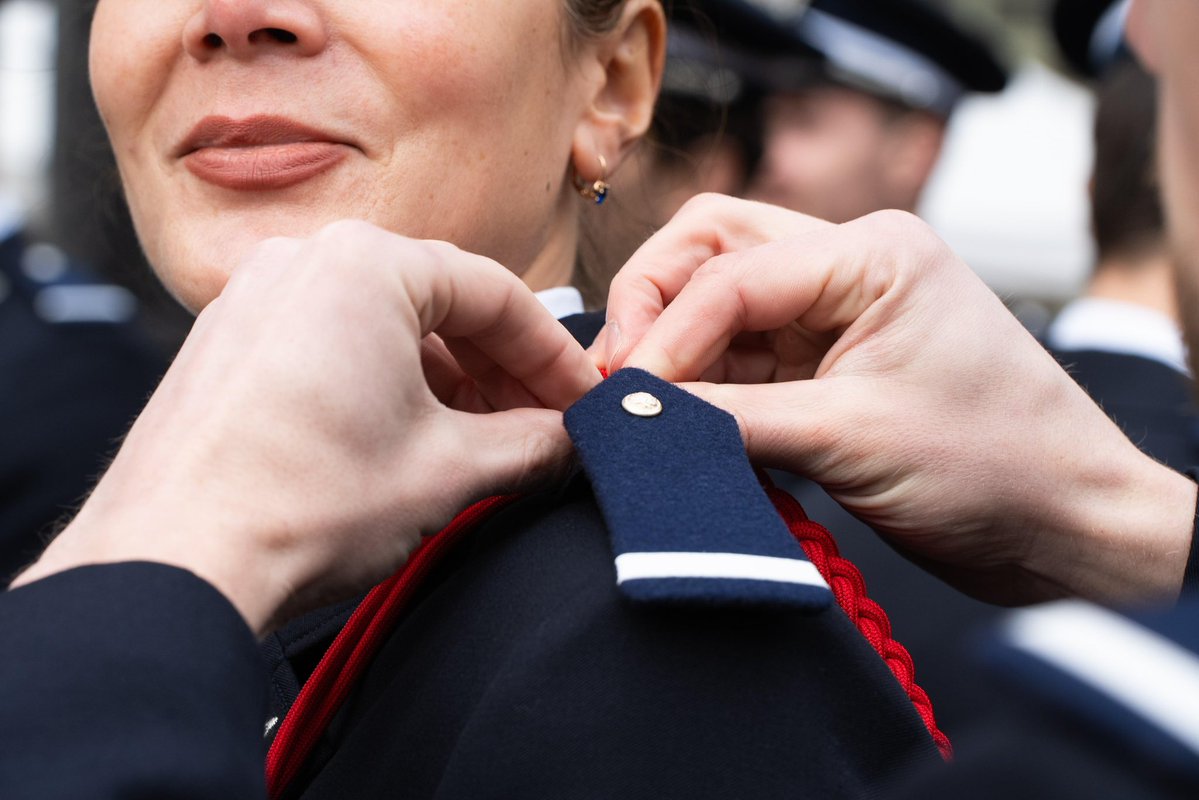 #Cérémonie | Mardi, dans la cour du 19 août, le <a href="/prefetpolice/">Préfet de Police</a> Patrice Faure a présidé la prise d’armes marquant l’accueil de :

👮‍♀️ la 30ᵉ promotion d’officiers de police
👮‍♂️ la 276ᵉ promotion de gardiens de la paix

Ces femmes et ces hommes portent désormais la fourragère rouge,