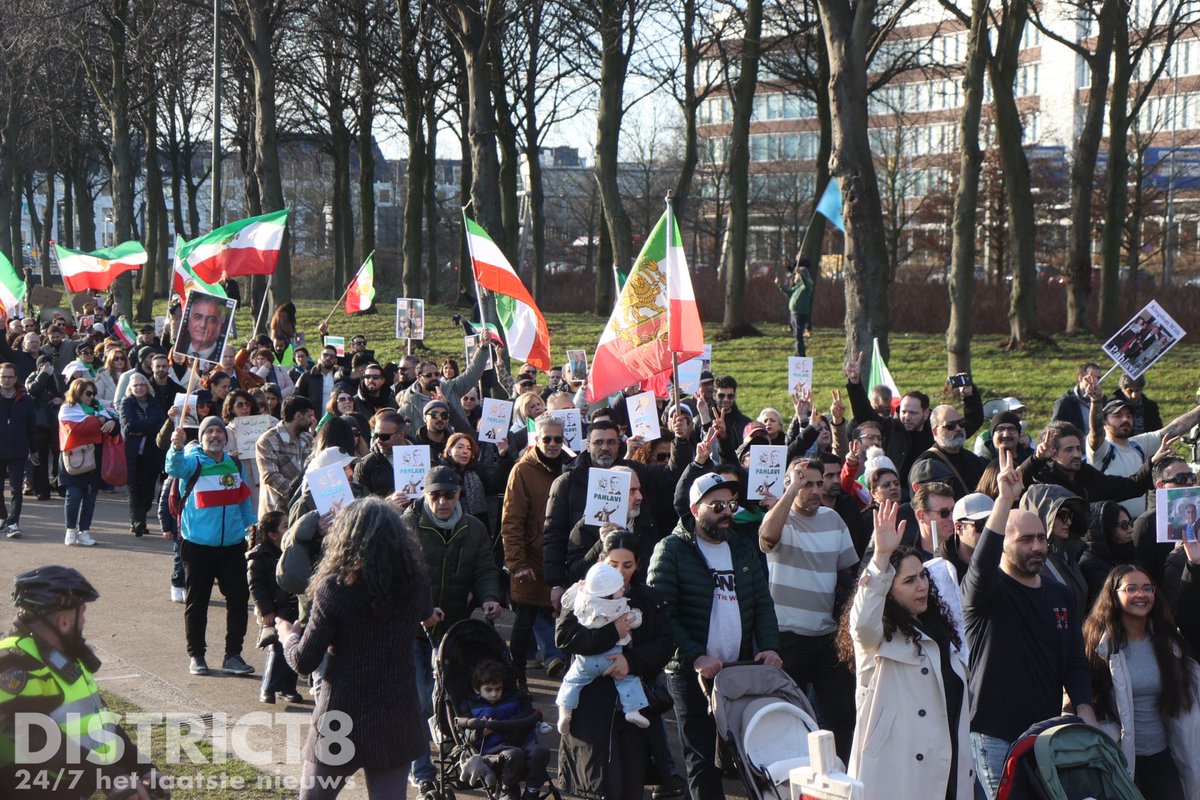 RedactieD8's tweet image. De demonstranten houden momenteel een mars rondom het #Malieveld langs de #A12 en de #Bezuidenhoutseweg in #DenHaag. De mars verloopt voor zover bekend rustig.