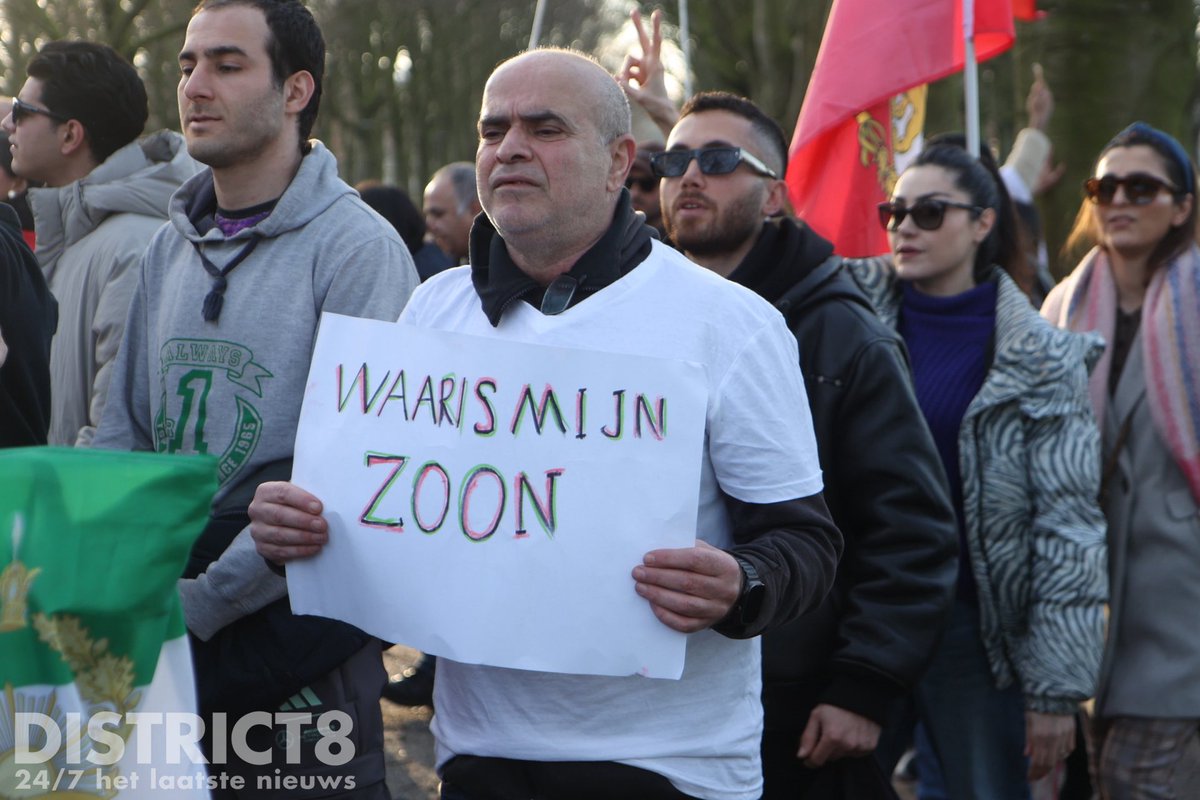 RedactieD8's tweet image. De demonstranten houden momenteel een mars rondom het #Malieveld langs de #A12 en de #Bezuidenhoutseweg in #DenHaag. De mars verloopt voor zover bekend rustig.