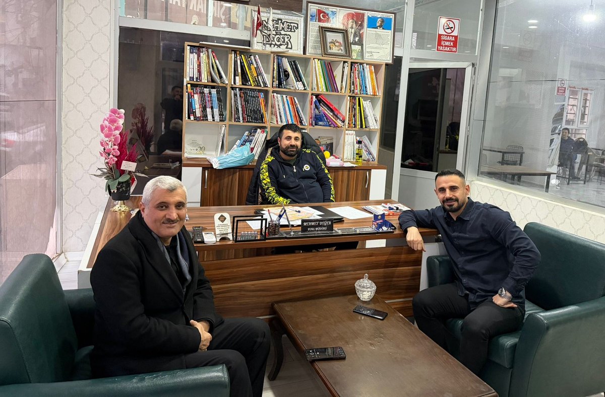 İlçe Başkanımız Reşit Gözüngül, Cizre Final eğitim kurumu müdürü Mehmet Değer'i ziyaret etti. 
Ziyarette, gençlerin maddi, manevi ve  sorunlarına ilişkin karşılıklı görüş alışverişinde bulunuldu.
Nazik misafirperverliklerinden dolayı Değer'e teşekkür ederiz. 
 #HÜDAPAR #Cizre