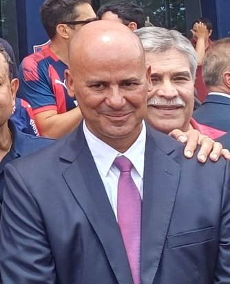 En el equipo del oficialismo también hay gente que no tiene plata, empezando por este tipo... ¿Quien es este que tiene pinta se sogue último? Máximo debe tener alguna almacen en la ciudad de limpio. ¡Nada de plata tienen estos!