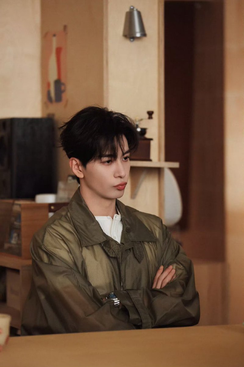 forxingxu's tweet image. 260116 ★ Chen Xingxu Studio Weibo Update as Xiao Zhiyu. (1/4)

Love quietly takes root, and the flutter of the heart can no longer be hidden.
Xiao Zhiyu bravely faces his feelings and runs toward where his heart leads.

#ChenXingxu #陈星旭 #LoveBetweenLines #轧戏