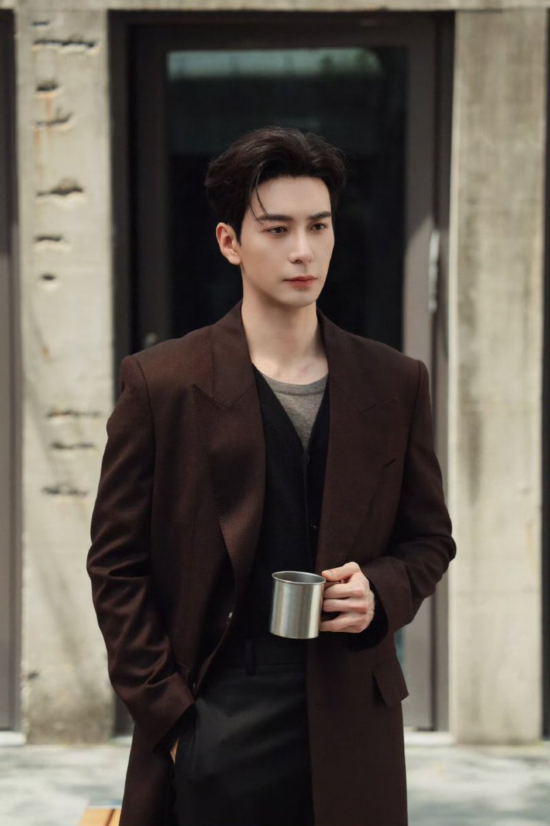 forxingxu's tweet image. 260116 ★ Chen Xingxu Studio Weibo Update as Xiao Zhiyu. (1/4)

Love quietly takes root, and the flutter of the heart can no longer be hidden.
Xiao Zhiyu bravely faces his feelings and runs toward where his heart leads.

#ChenXingxu #陈星旭 #LoveBetweenLines #轧戏