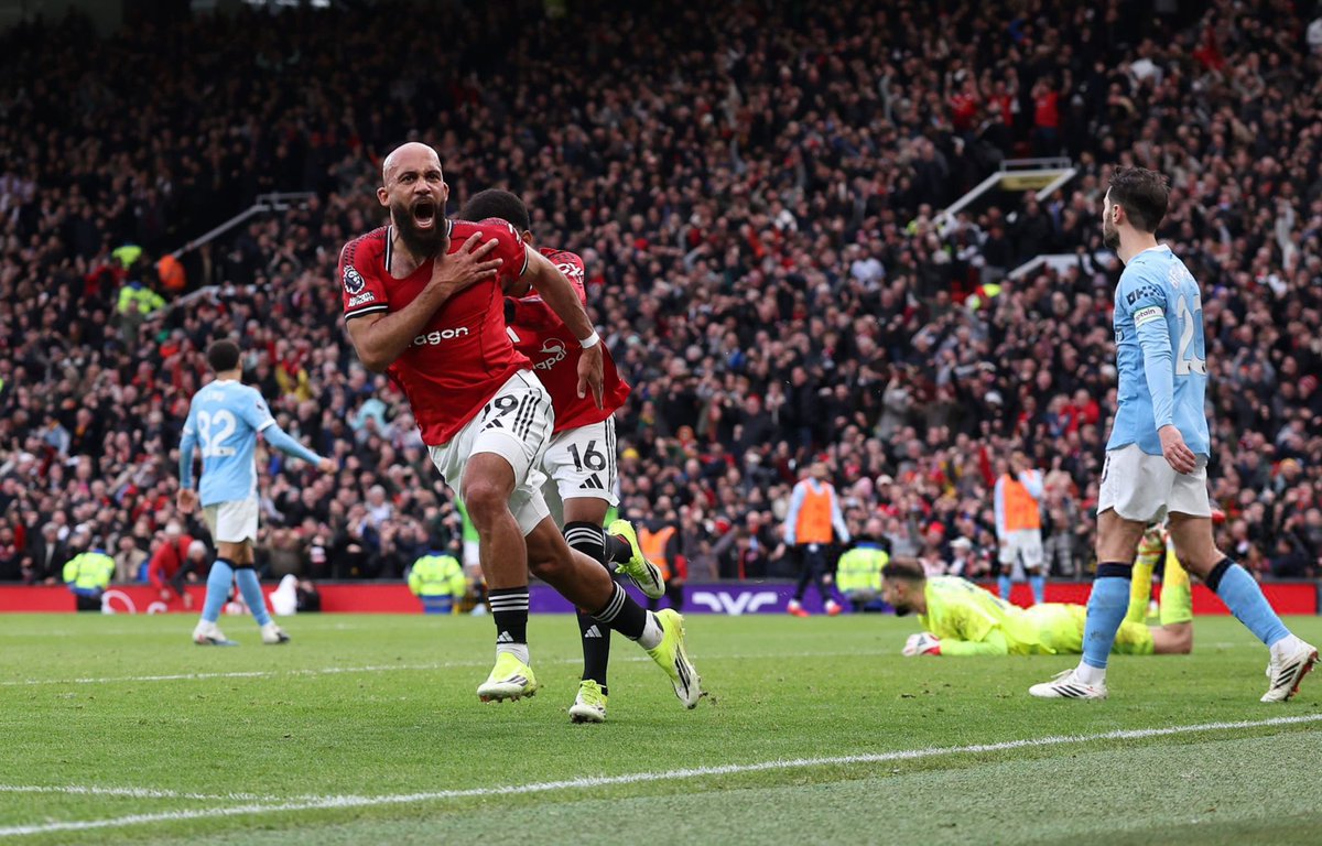 Iozys's tweet image. تطاولت ألسنتهم ..
تعالت اصواتهم ..
كثرت اقاويلهم ..

وكالعادة نلجمهم ونصفعهم على الوجوه 

قلناها سابقاً ونعيدها الان مشهد البطل واعتلاء
مجد المدينة لا يليق بنادي عاش مسيرته كومبارس

 هُنا الارث هُنا الكبرياء 
هُنا التاريخ هُنا اليونايتد 

الف مبرووك يا زعماء والقادم اجمل ☝🏻❤️ !