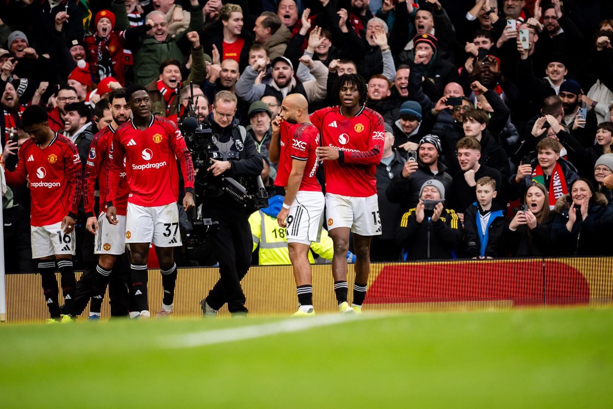 Iozys's tweet image. تطاولت ألسنتهم ..
تعالت اصواتهم ..
كثرت اقاويلهم ..

وكالعادة نلجمهم ونصفعهم على الوجوه 

قلناها سابقاً ونعيدها الان مشهد البطل واعتلاء
مجد المدينة لا يليق بنادي عاش مسيرته كومبارس

 هُنا الارث هُنا الكبرياء 
هُنا التاريخ هُنا اليونايتد 

الف مبرووك يا زعماء والقادم اجمل ☝🏻❤️ !