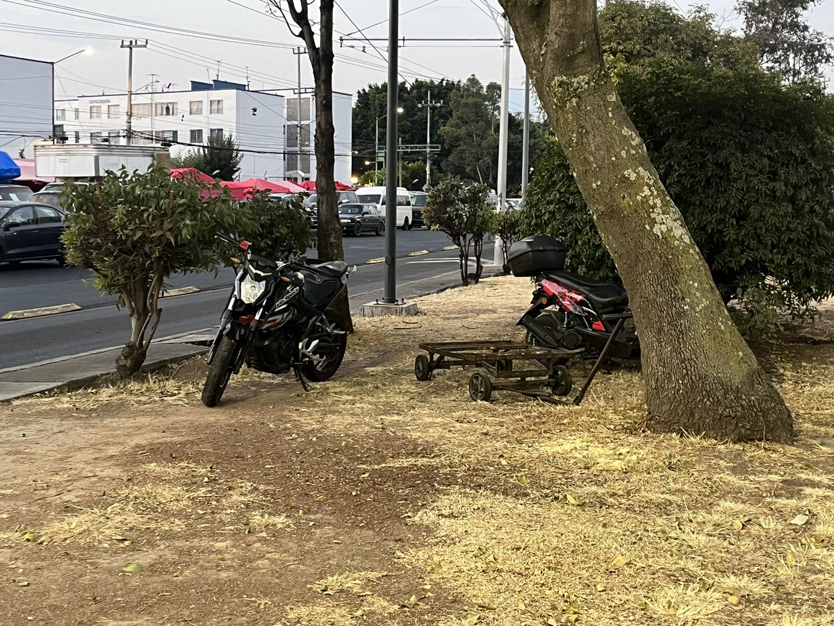 Soff1908's tweet image. No sé cuántas veces he reportado que los tianguistas usan el camellón de Av del Imán como estacionamiento de motos… ahora estacionan 3, si los siguen dejando pronto habrá hasta carros ahí arriba @UCS_GCDMX @Alcaldia_Coy @coylavoz 

maps.app.goo.gl/vCUtCMAemWxysH…