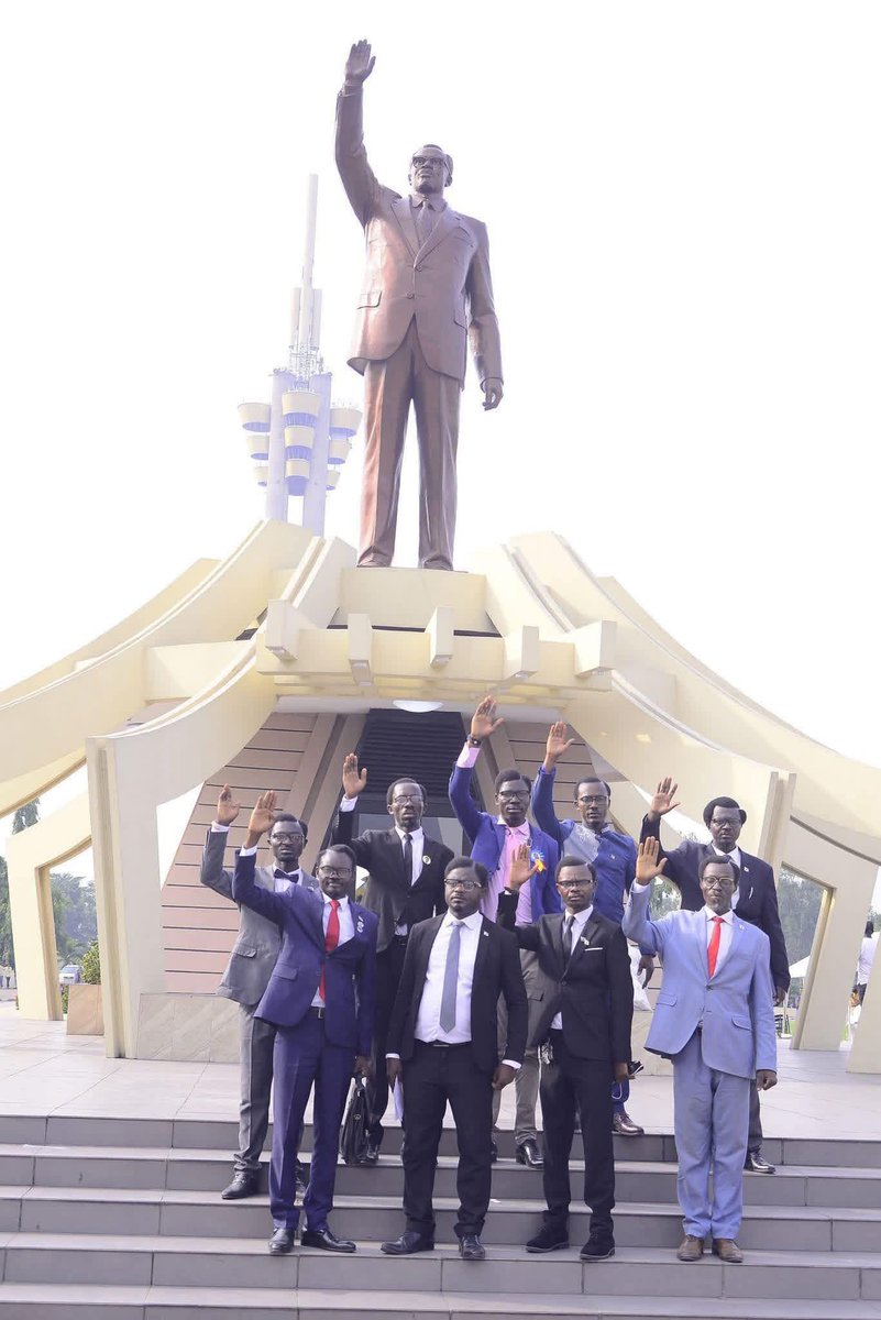 OR A I S O N À P A T R I C E E M E R Y L U M U M B A | Héros National :

Patrice Emery Lumumba,
Ton nom a depuis longtemps dépassé l’homme pour devenir une conscience, une exigence, un serment fait à la Nation. Lumumba n’est pas un souvenir : il est une direction.

Tu as mené le