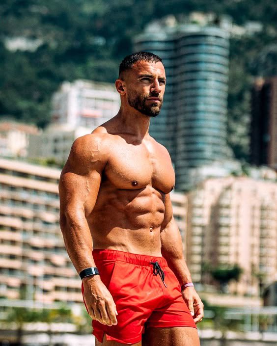 Eğer:
•Haftada 2–3 kez ağırlık çalışsan
•Her gün 8–10 bin adım atsan
•Geceleri 7–8 saat uyusan
•Günde 3 besin değeri yüksek öğün yesen
•Kilo başına 0,8–1 gram protein alsan

6 ay içinde yağ yakar, kas inşa eder, enerjini artırır ve insanların %90’ından daha sağlıklı olursun.