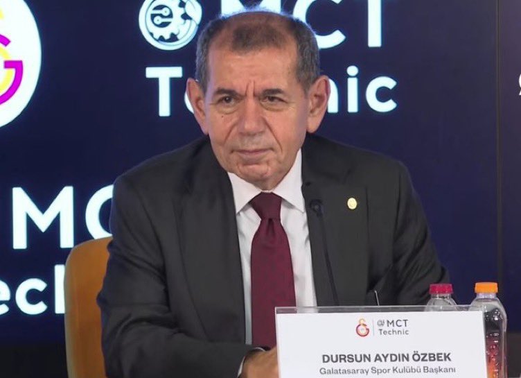 FenerNow_'s tweet image. 🚨 Sinirli bir şekilde soyunma odasına giren Dursun Özbek, Okan Buruk ile tartışma yaşadı. 

Okan Buruk, “Elimdeki malzeme bu ne yapayım? Yağmurluk diye poşet dağıtıp taraftarın tepkisini siz çektiniz” diyerek rest çekti.