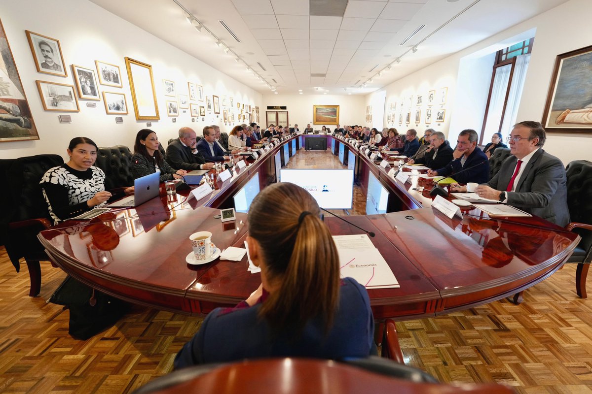Claudiashein's tweet image. En Palacio Nacional, nos reunimos con economistas para conversar sobre el crecimiento y la fortaleza económica de México con visión de bienestar, prosperidad compartida y justicia social.