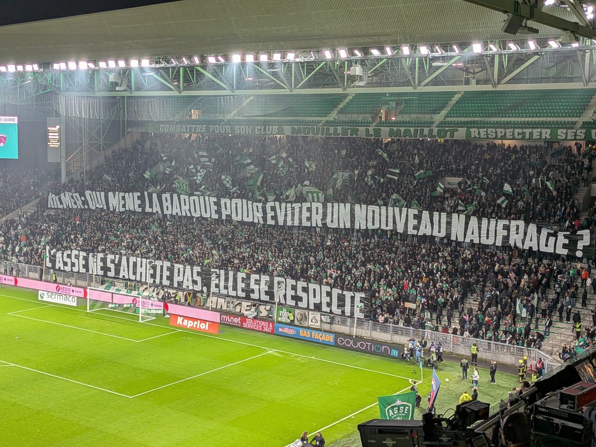 Le message des ultras stéphanois à l'actionnaire de l'ASSE avant le coup d'envoi face à Clermont : "Kilmer : qui mène la barque pour éviter un naufrage ? L'ASSE ne s'achète pas. Elle se respecte." #ASSECF63