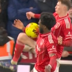 ultimate_kombo's tweet image. Aina scooped the ball back into play with his hand how did the VAR not give this penalty