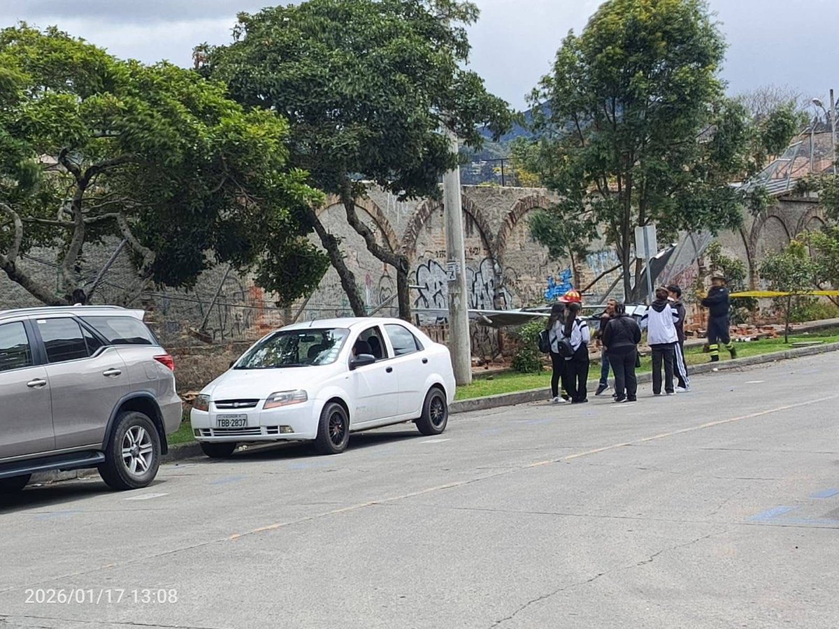 ECU911Austro's tweet photo. 📍#Cuenca | Una llamada a la 📲 #LíneaÚnicaParaEmergencias 9️⃣1️⃣1️⃣ alerta el colapso de un muro en los exteriores del Colegio Benigno Malo, en las calles Federico Proaño y Daniel Córdova Toral.
Desde el @ECU911Austro coordinamos la asistencia de @Bomberos_Cuenca, #DMGR y @PoliciaEcuador.
No se reportan heridos.
⚠️ Circule con precaución por la zona.
#LíneaÚnicaParaEmergencias