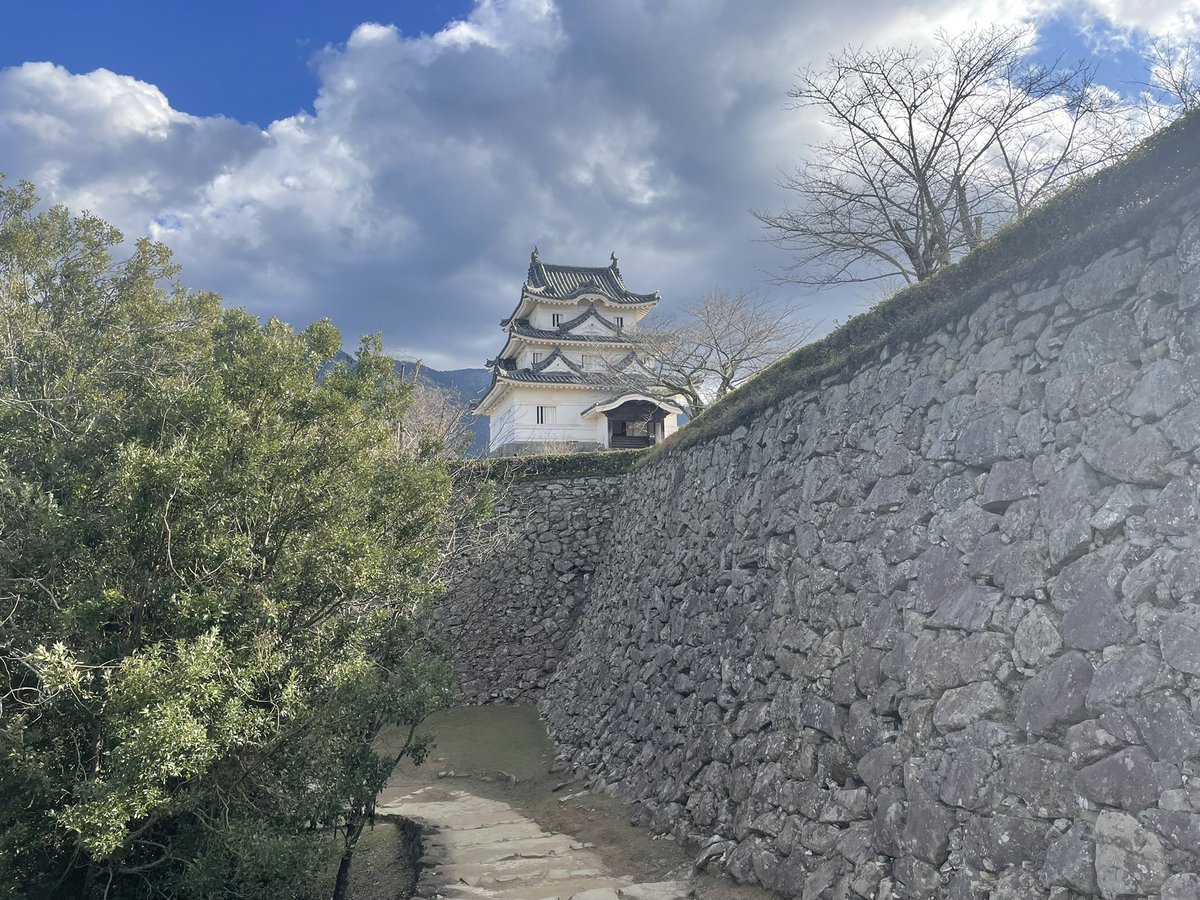 kawazo28's tweet photo. 🏯 築城の名手・藤堂高虎の傑作！現存天守「宇和島城」を訪れました
愛媛県宇和島市にある宇和島城は、日本に12か所しか残っていない**「現存12天守」の一つです。もともとは築城の名手として名高い藤堂高虎（とうどう たかとら）**が、その卓越した技術を注ぎ込んで築いたお城です。
このお城の面白いところは、上から見ると**「不等辺五角形」**という非常に珍しい形をしていること！四角形だと思い込んで攻めてくる敵を惑わすためという説があり、高虎の軍略の凄さが伝わってきます。
江戸時代に入ると、独眼竜・伊達政宗の長男である**伊達秀宗（だて ひでむね）**が入城し、以後、幕末まで伊達氏がこの地を治めました。現在の天守は伊達氏時代に再建されたもので、装飾が美しく、気品あふれる姿が特徴です。
山頂に佇む白亜の天守からは、穏やかな宇和海が一望できます！コンパクトながら、戦国の知恵と伊達家のプライドが凝縮された、美しくも力強いお城でした。
#宇和島城 #現存12天守 #藤堂高虎 #伊達秀宗 #歴史 #愛媛観光 #お城巡り