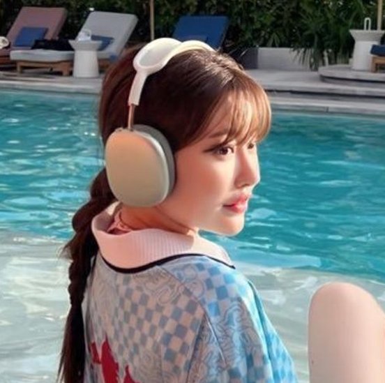 davixanders's tweet image. レストランでカップ麺飲みながらDIY 👩