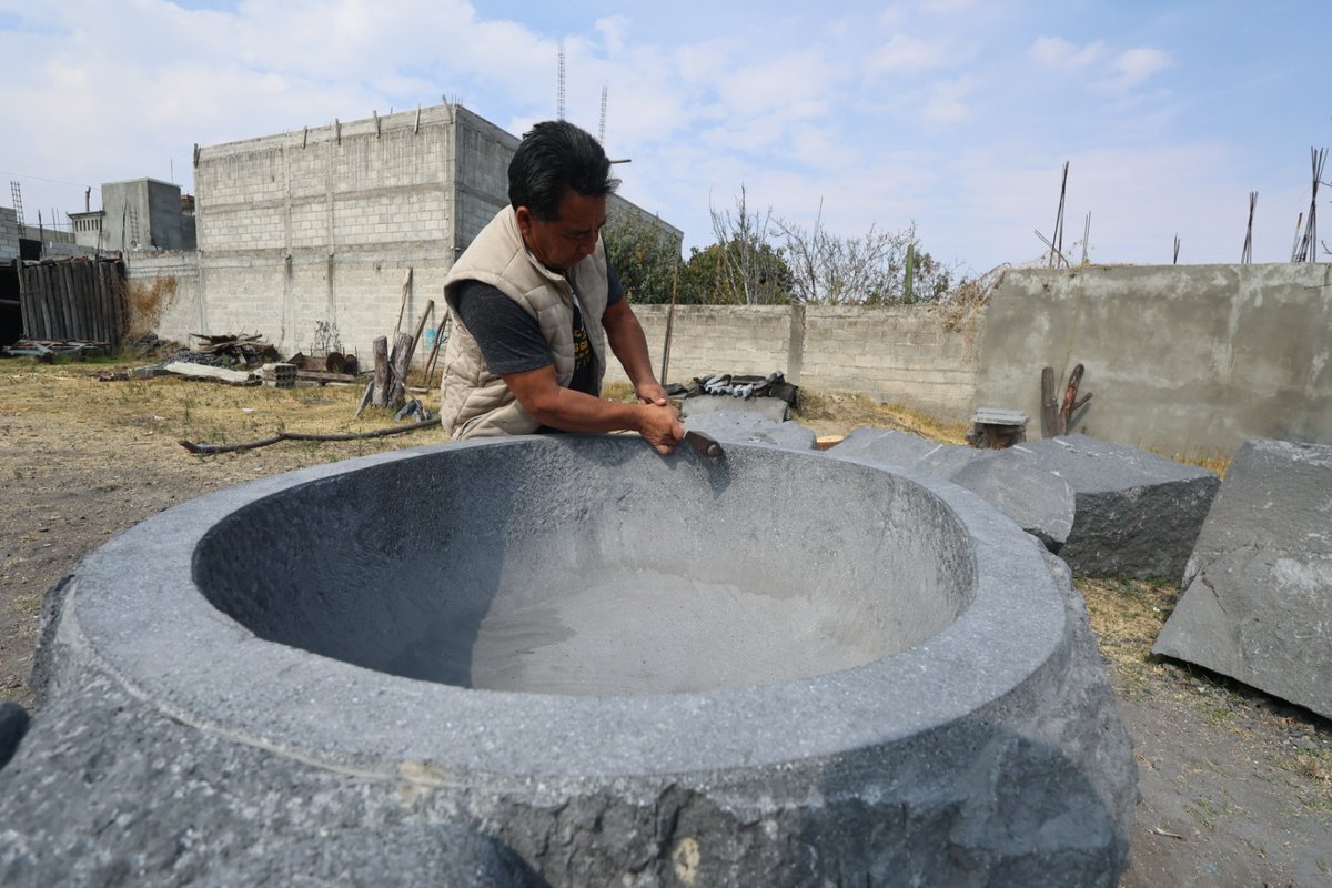 elsoldepuebla1's tweet photo. ¿Cómo cuánta salsa se podrá hacer en tremendo molcajete? 😱

“Cada molcajete nace de la imaginación; somos siete artesanos que se turnan para tallar la piedra”, explicó José de Jesús Mena Ochoa, creador del molcajete más grande de San Nicolás de los Ranchos 🗣

📸 Bibiana Díaz https://t.co/5O22pwPR2j