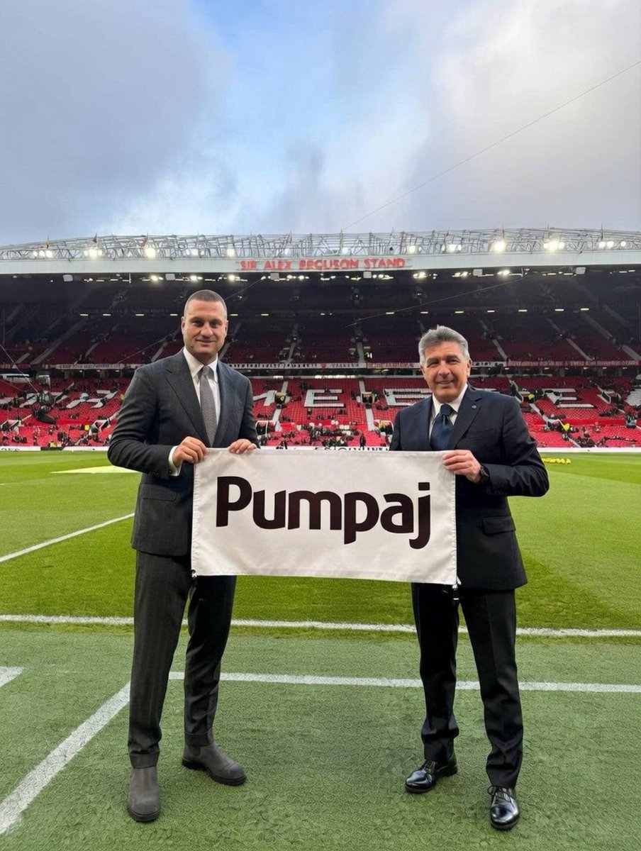 MilosKrstic2211's tweet image. Neko neće moći da spava večeras... Kažu lupalo se vratima i urlalo na osoblje na Andrićevom vencu...
Old Traford je eksplodirao uz Nemanju Vidića i profesora Dugalića koji su bili  u društvu Ser Fergusona...
Danas su svi na Old Trafordu podržali Srpske Studente 🇷🇸🇷🇸🇷🇸