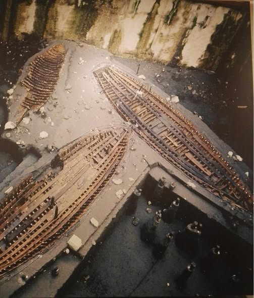 pierpi13's tweet photo. I lavori per la metropolitana di Napoli (linea 1) hanno svelato uno dei segreti meglio custoditi del sottosuolo cittadino: l'antico bacino portuale di Neapolis. Sotto l'attuale Piazza Municipio, gli scavi hanno riportato alla luce cinque imbarcazioni romane di epoca imperiale (I-III sec. d.C.), preservate per secoli da uno spesso strato di fango alluvionale.
Il ritrovamento di queste imbarcazioni ha fatto luce sull'antico porto della città, che un tempo si trovava proprio dove oggi sorge Piazza Municipio.
Inoltre, insieme ai relitti, sono emersi numerosi reperti che raccontano la vita quotidiana nell'antichità: anfore, monete, calzari in cuoio, gioielli e attrezzature navali come corde e ceramiche.
Parte dei reperti restaurati saranno esposti in un percorso museale all'interno della stazione, offrendo ai visitatori un affascinante viaggio nella storia antica di Napoli.
Questa scoperta non solo arricchisce la conoscenza del passato della città, ma contribuisce anche a valorizzare un'area urbana di grande rilevanza storica e culturale.