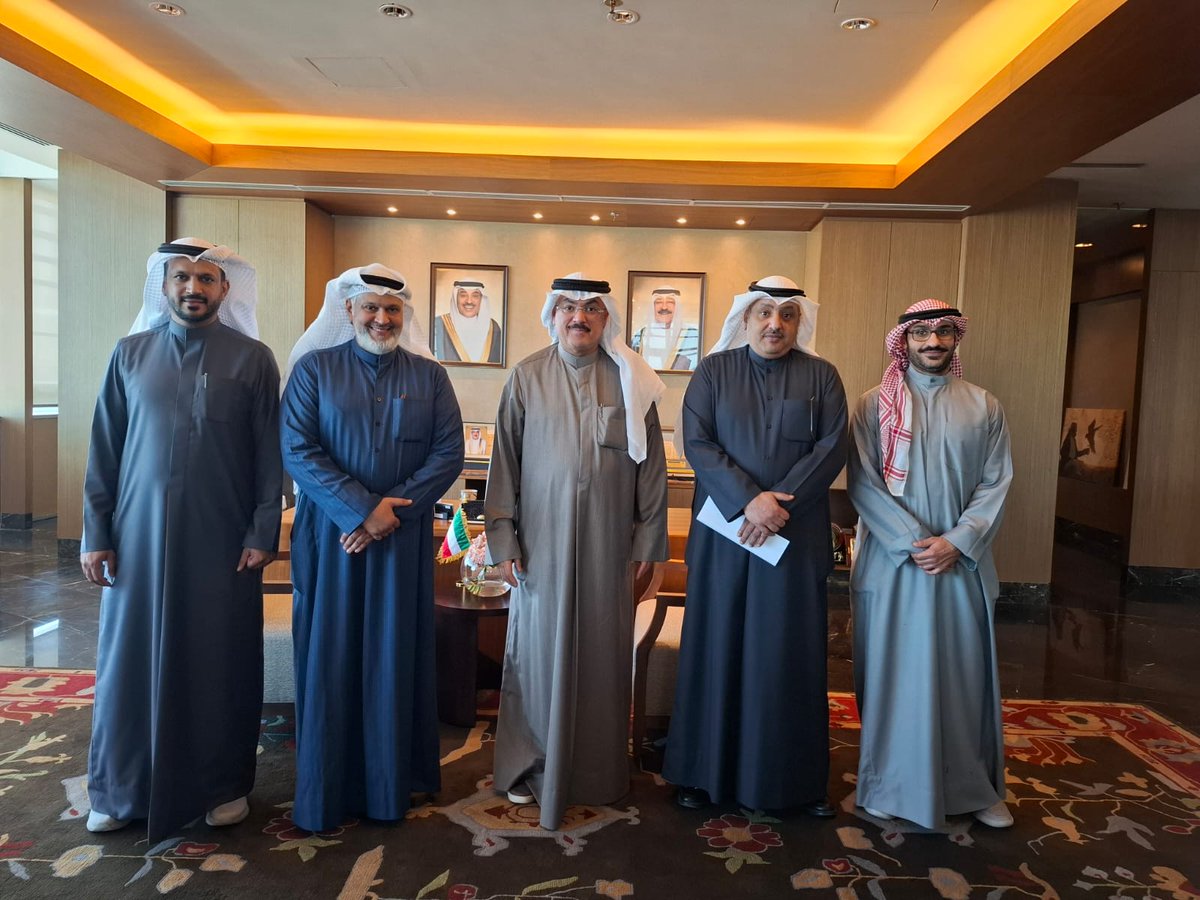 kspfd_'s tweet image. تم عقد لقاء مع معالي وزير التربية المهندس سيد جلال الطبطبائي ، قدمت خلاله الجمعية الكويتية للوقاية من التفكك الأسري عددا من الكتب والمقترحات الهادفة إلى معالجة قضايا محورية في الشأن التربوي، وما يواجه أولياء الأمور والأبناء من تحديات. كما تضمّن اللقاء تقديم كتاب رسمي يتضمن رغبة…