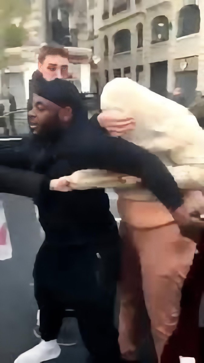 booba's tweet image. .@Sadekniuum oui interdit de rap et de mettre un pied à Paris 👀 #legrasluciano #lardderue #pullover C’est bien toi sous le pull? 😂🐷🪖