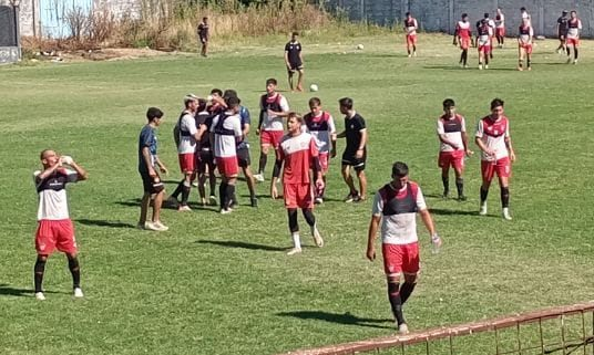 #Cañuelas ⚽️ Tras el amistoso ante Liniers, el delantero Mateo Tarrío dijo en NacPop redes:"Es mi primer amistoso, estoy conociendo al equipo. Fue un partido muy parejo,me sentí muy cómodo con los compañeros". El siguiente amistoso será vs Ferro, en el predio de Pontevedra
🟥◻️🟥