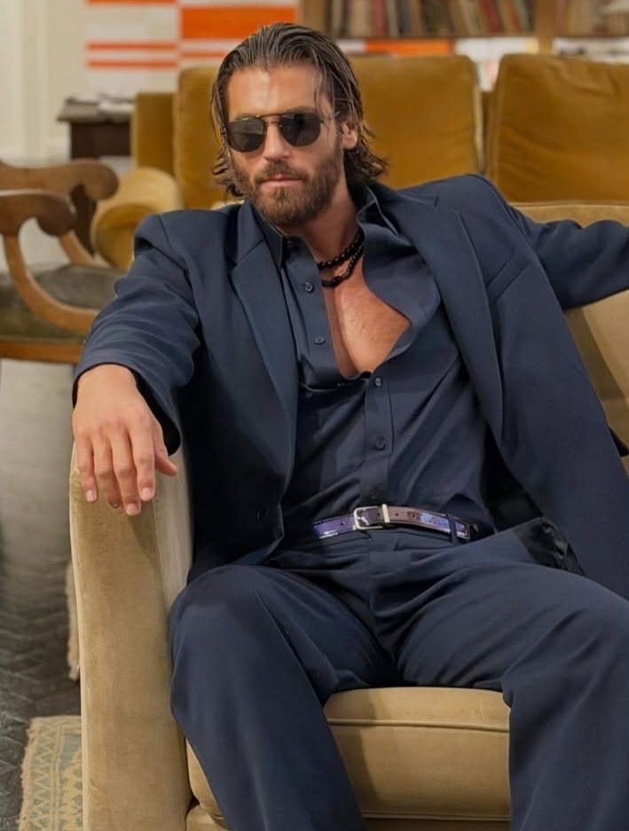 This is #CanYaman's life: He shines bright,studies+ works hard,has fun and goes for everything he wishes for,because he's got what it takes to succeed!
Therefore the🇹🇷media +actors+turks can't comprehend the magnitude of CY around the 🌍,his success highlights their shortcomings.