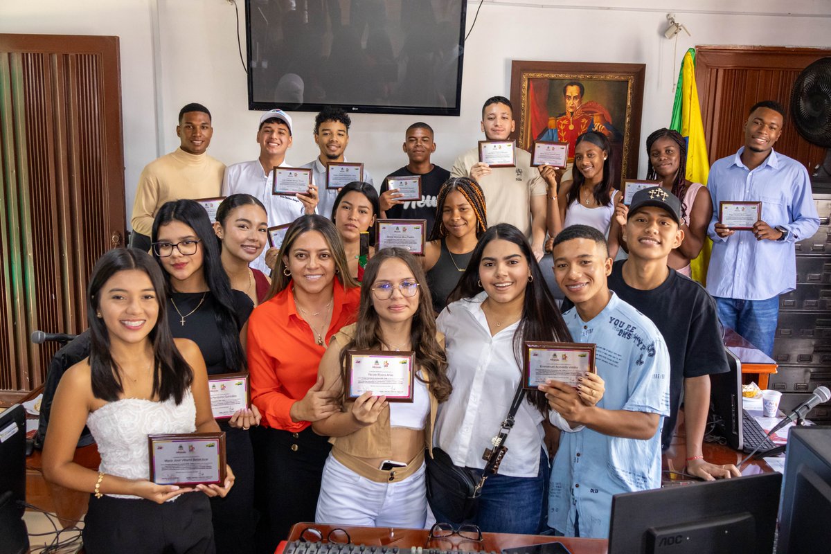 👥 Se realizó la posesión simbólica de los 17 jóvenes que integran el Consejo Municipal de Juventudes de Miranda, con el acompañamiento de la Secretaría de Gobierno y el Enlace de Juventudes, fortaleciendo la participación juvenil en el municipio. 🙌💙