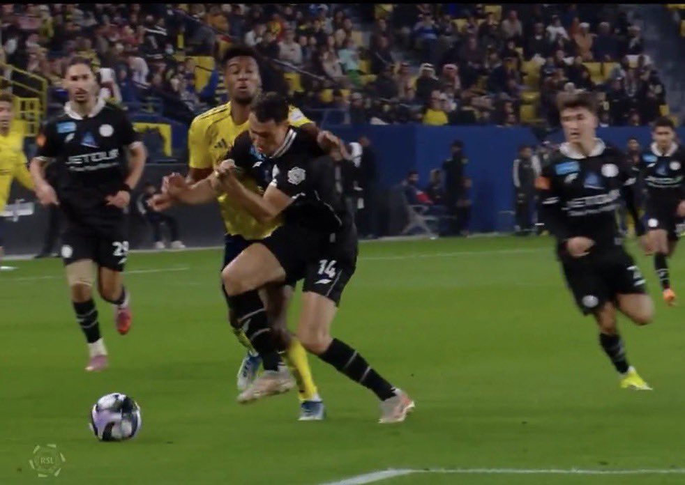 Hossin20110's tweet image. اقسم بالله نفسه بس ماعطاه شي وواحنا طرد لاعب