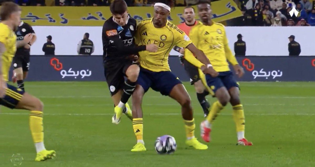 Hossin20110's tweet image. اقسم بالله نفسه بس ماعطاه شي وواحنا طرد لاعب