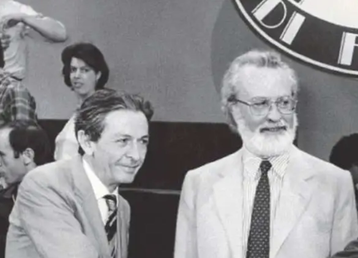 MarcoRizzoDSP's tweet image. Abbasso il “giornale” La Repubblica, che speriamo chiuda nel 50º anniversario della nascita, purtroppo dopo aver portato a termine l’operazione di intelligence che ha ribaltato la sinistra italiana ed il partito di Enrico Berlinguer. Festeggeremo,ovviamente con spumante italiano.