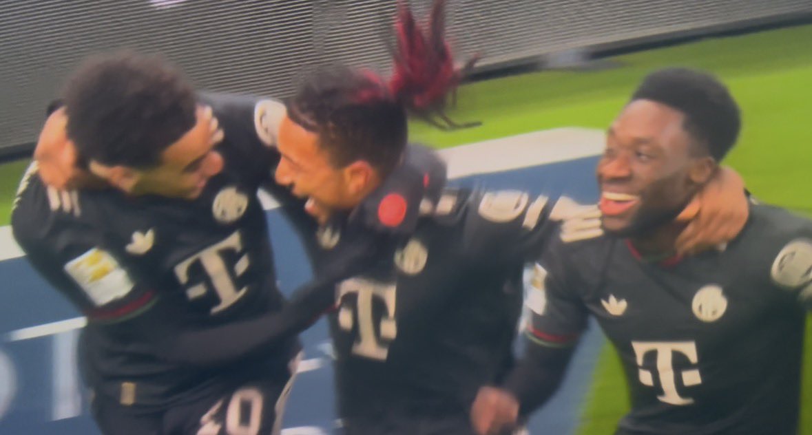 Für mich das Bild des Spiels 😍
Musiala + Davies Back und Olise das Monster 💪🏻💪🏻🔥

#FCBayern #MiaSanMia