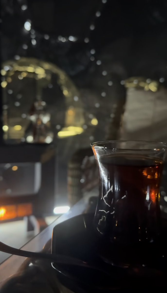 Ayazın ortasında bir isim,
çayın buharında bir yüz.
Hoş geldin.